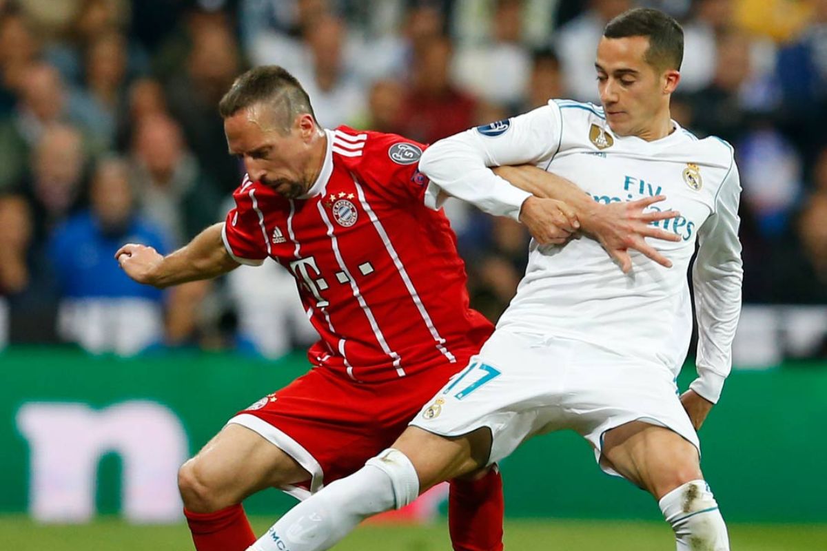 Franck Ribéry (izq.) enfrentando a Lucas Vásquez en un Real Madrid vs. Bayern Múnich de la Uefa Champions League 2017-2018.