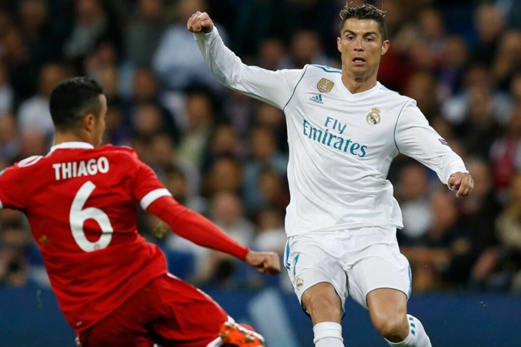 Cristiano Ronaldo (der.) enfrentando a Thiago Alcántara en un Real Madrid vs. Bayern Múnich por las semifinales de la Uefa Champions League 2017-18.