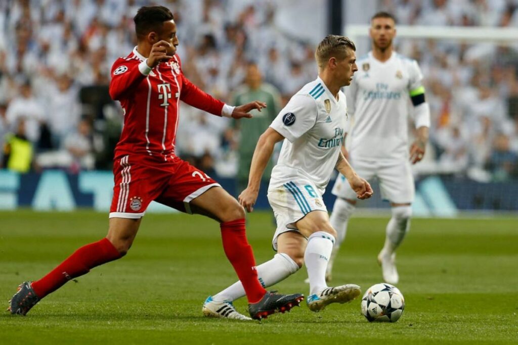 Toni Kroos (der.) controlando el esférico en el Real Madrid vs. Bayern Múnich en las semifinales de la Uefa Champions League 2017/18.