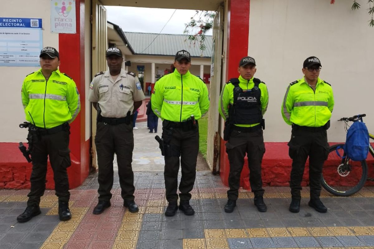 Miembros de la Policía Nacional durante los operativos de la consulta popular. Foto: Policía Nacional