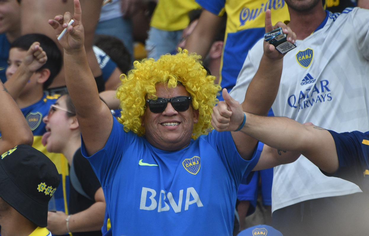 Aficionados de Boca animan a su equipo en un partido de los cuartos de final de la Copa de la Liga argentina entre River Plate y Boca Juniors en el estadio Mario Alberto Kempes en Córdoba (Argentina). EFE