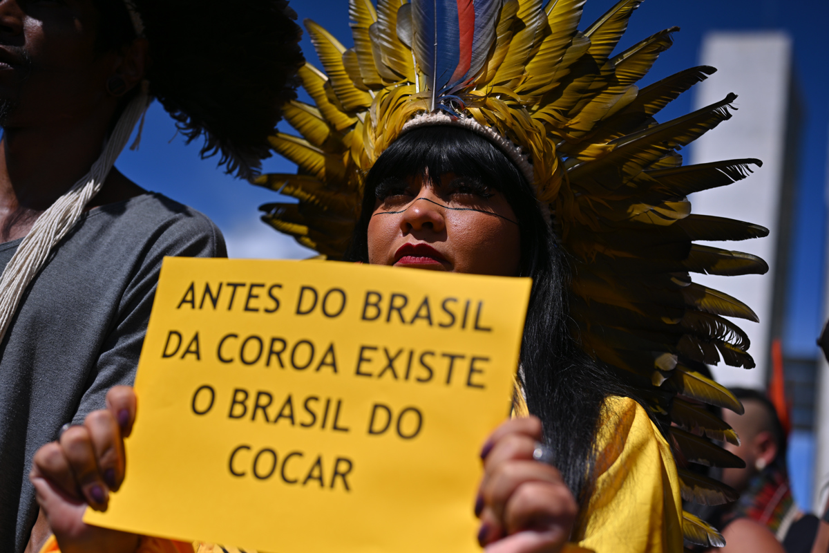 La diputada federal brasileña Celia Xakriabá posa frente al Congreso Nacional de Brasil este martes, en Brasilia (Brasil). Foto: EFE
