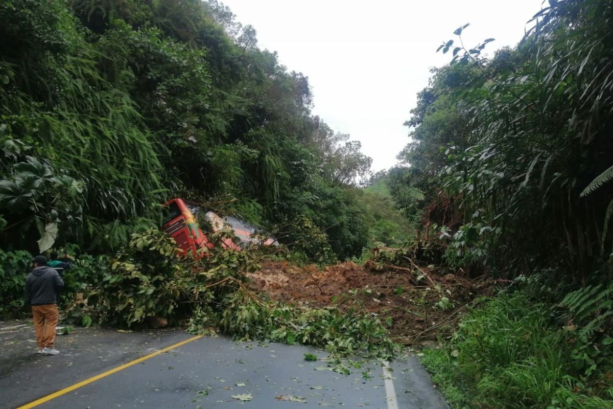 El 3 de abril de 2024, un derrumbe enterró un bus en la vía Calacalí - Río Blanco. Foto: ECU 911