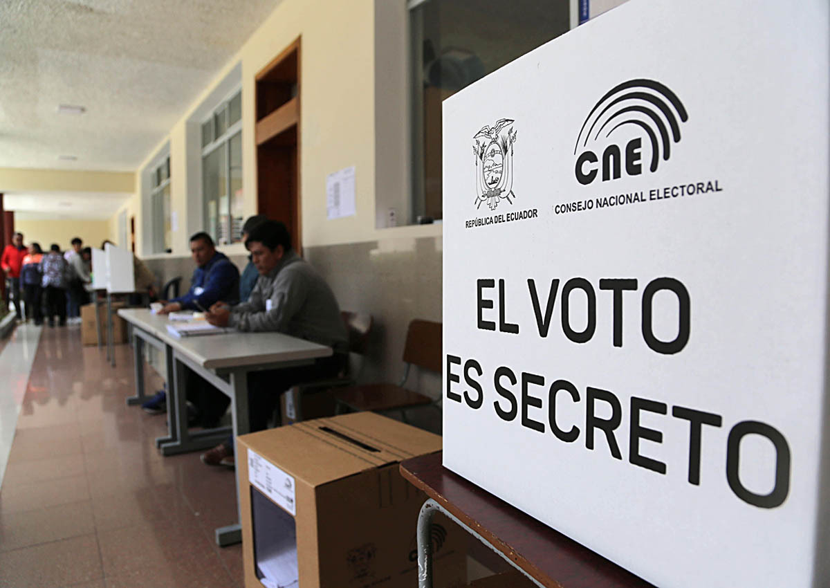 Los ciudadanos ecuatorianos desafían las adversidades naturales para ejercer su derecho al voto en las elecciones. Foto: EL COMERCIO