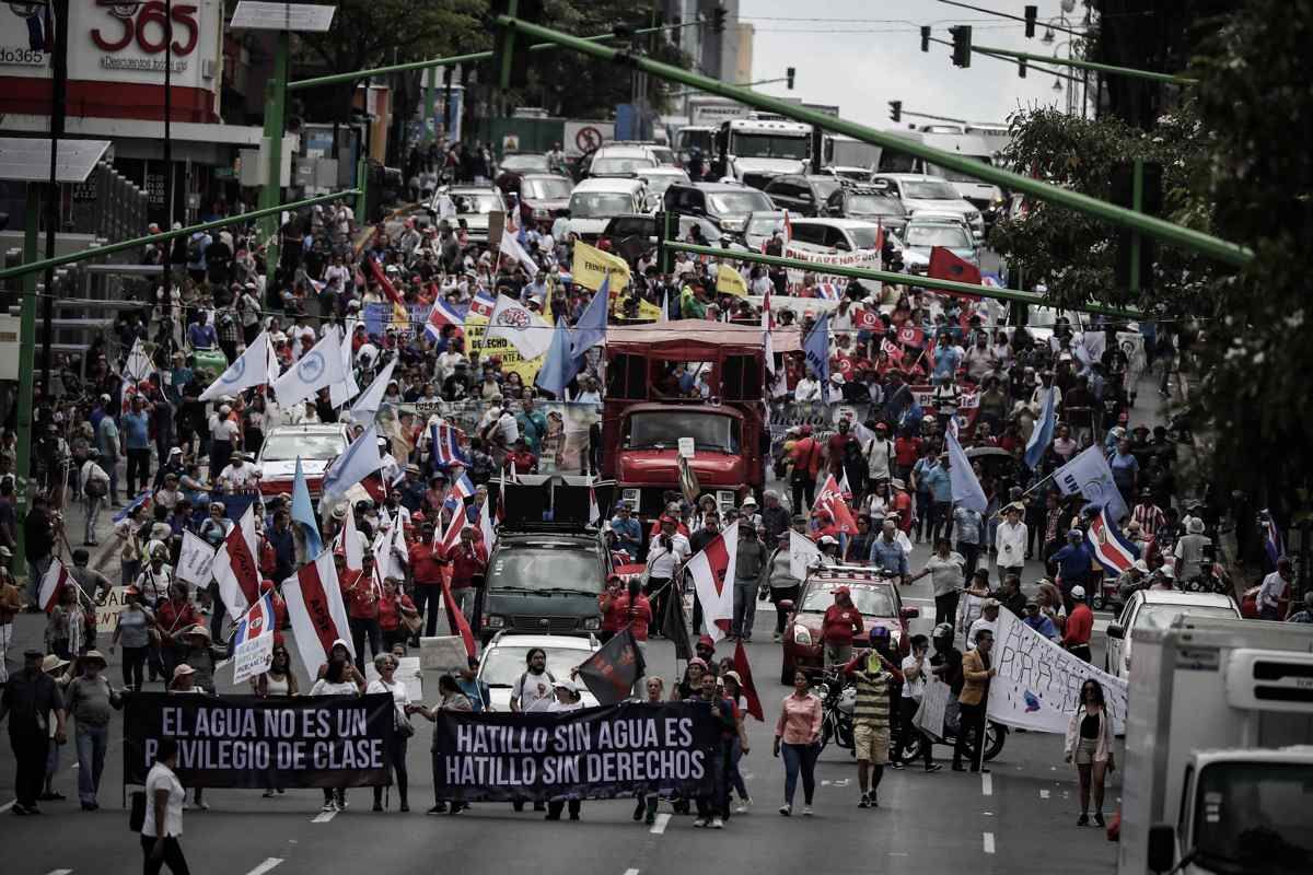 Integrantes de grupos sindicales y sociales protestan contra las políticas "neoliberales" del Gobierno del presidente Rodrigo Chaves y por la falta de acceso al agua potable, este miércoles en San José (Costa Rica).Foto: EFE