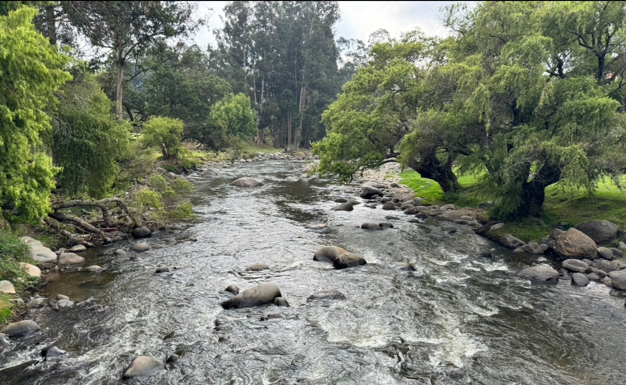 El caudal del río Tomebamba, que atraviesa Cuenca y que alimenta las centrales Paute, Mazar y Sopladora, se ubicó en 1,20 metros cúbicos por segundos.