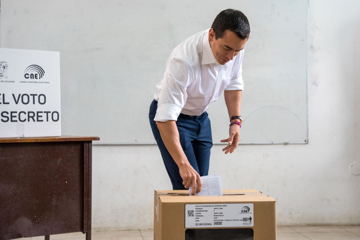 Daniel Noboa acudió a votar en Olón, Santa Elena. Foto: EFE