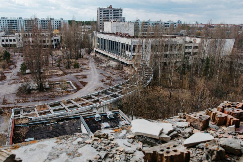 Chernóbil significó una explosión, una evacuación y dejó un legado de devastación radioactiva en Europa. Foto: Freepik. 