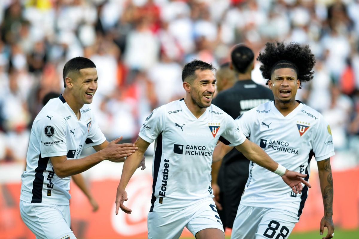 Jugadores de Liga de Quito celebran un gol en la Copa Libertadores.