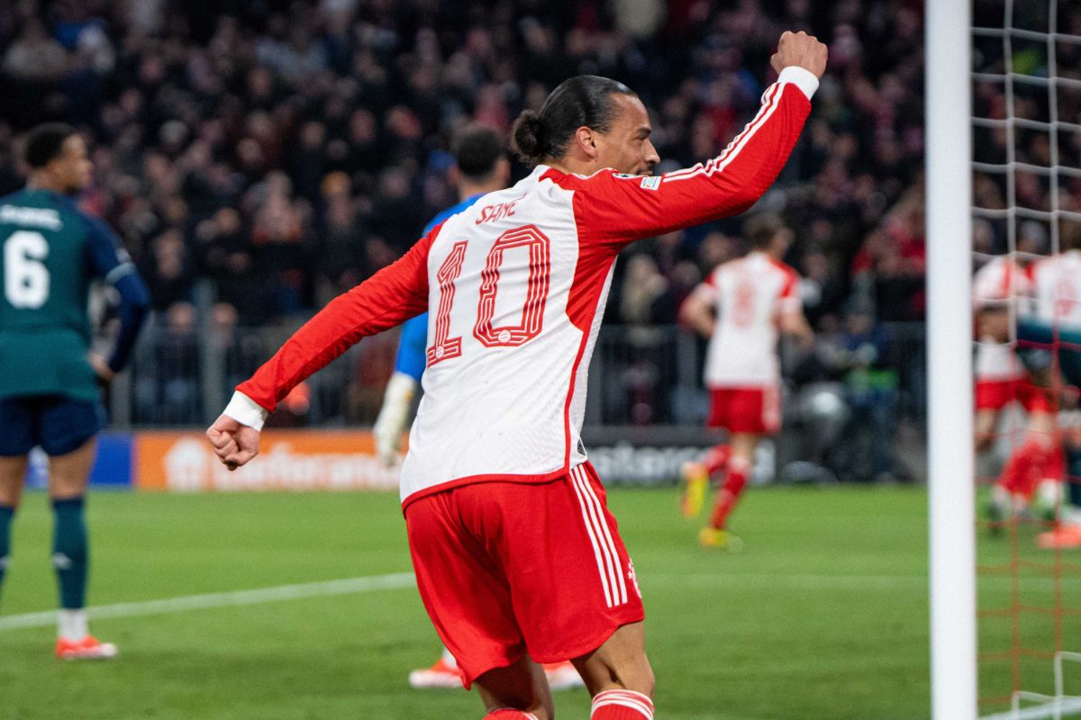 Leroy Sané festeja la clasificación del Bayern Múnich a las semifinales de la UEFA Champions League.