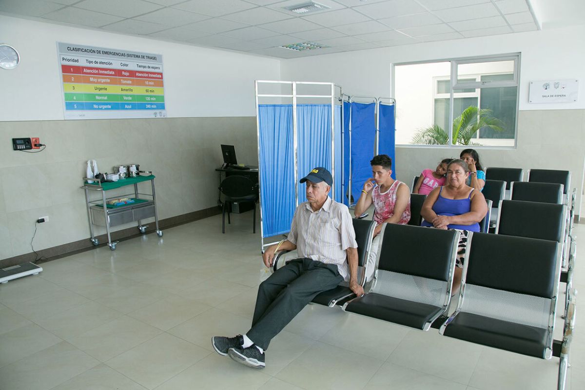 Foto: Pacientes esperan atención en centros de salud, hasta ahora el Ministerio de Energía y Minas mencionó que no habrá cortes de luz en hospitales. Foto: Flickr Ministerio de Salud