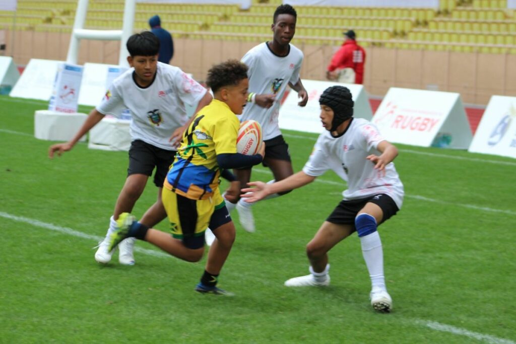 La selección infantil de Ecuador de rugby durante un partido en el torneo de Mónaco.