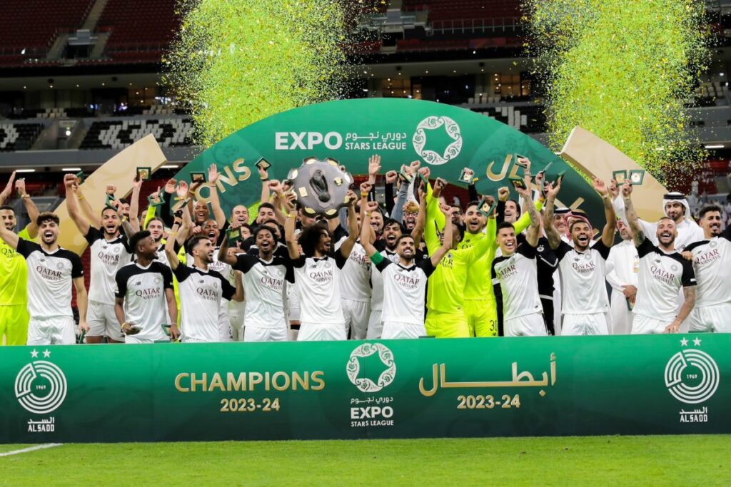 Jugadores del Al Sadd levantan el trofeo de la Liga de Qatar. 