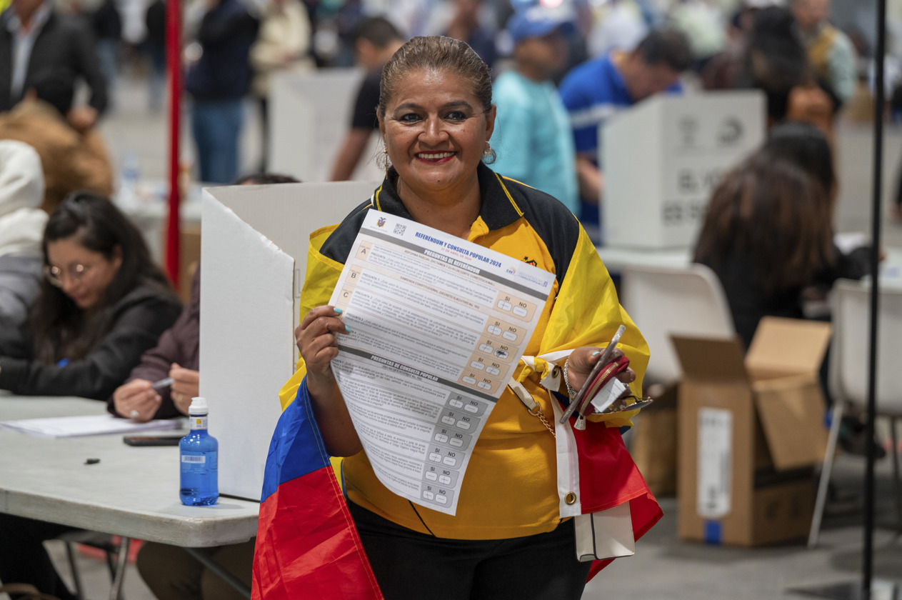 Ecuatorianos en España se pronuncian respecto al Referéndum y Consulta Popular 2024 en el IFEMA en Madrid. EFE