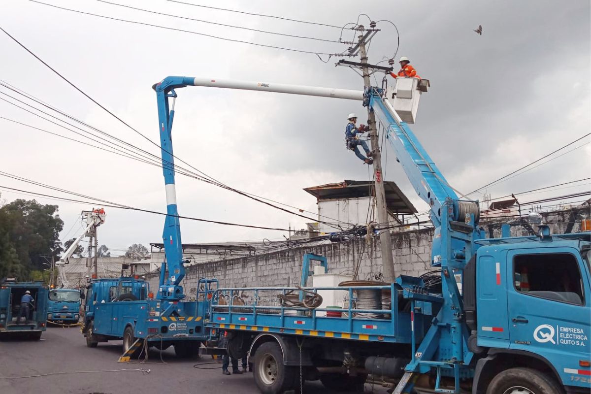 La Empresa Eléctrica Quito trabaja en el mantenimiento de las redes eléctricas. Foto: X EEQ