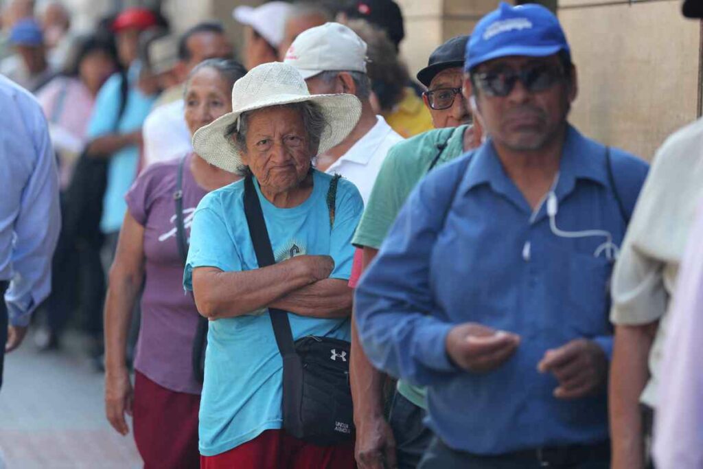 Jubilados hacen fila para ser atendidos en una oficina del Fondo Nacional de Vivienda (FONAVI), el 12 de abril de 2024 en Lima (Perú). Los mayores de 65 años en Perú, edad fijada para la jubilación, no pueden dejar de trabajar, porque el 64 % de ellos no tiene acceso a un sistema de pensión, o, si cuentan con él, el monto que perciben no es suficiente para cubrir sus necesidades básicas. Foto: EFE