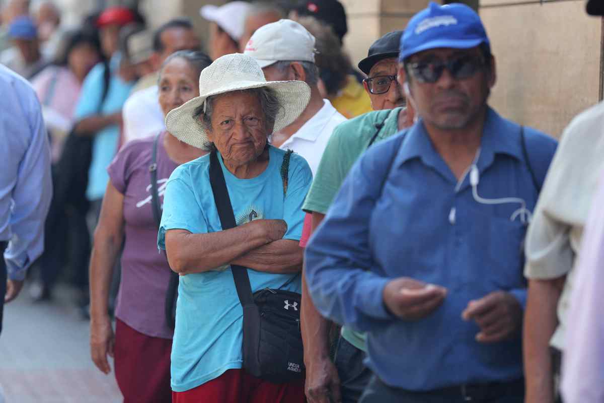 Jubilados hacen fila para ser atendidos en una oficina del Fondo Nacional de Vivienda (FONAVI), el 12 de abril de 2024 en Lima (Perú). Los mayores de 65 años en Perú, edad fijada para la jubilación, no pueden dejar de trabajar, porque el 64 % de ellos no tiene acceso a un sistema de pensión, o, si cuentan con él, el monto que perciben no es suficiente para cubrir sus necesidades básicas. Foto: EFE