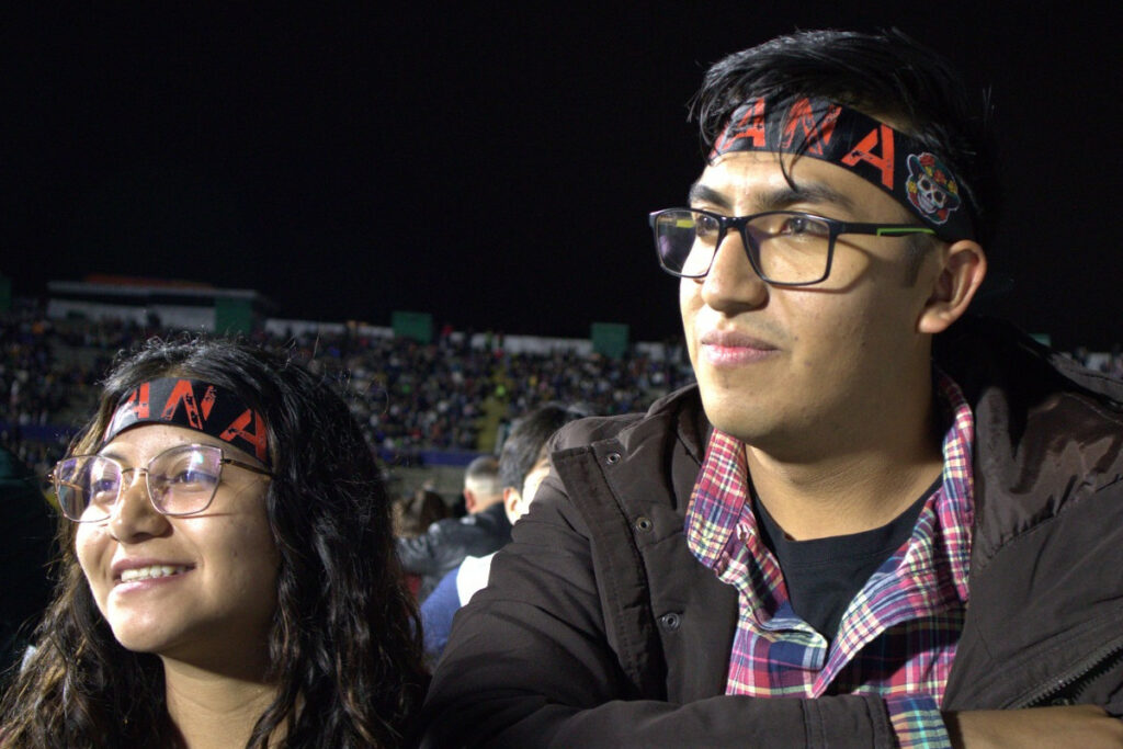 Fans de la banda mexicana disfrutan de la música, en el estadio Olímpico Atahualpa. Foto: Kevin Puga/ EL COMERCIO