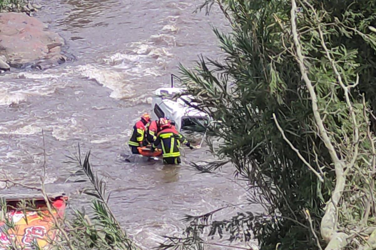 Helicóptero cayó al Río Pisque. Foto: Bomberos Quito.