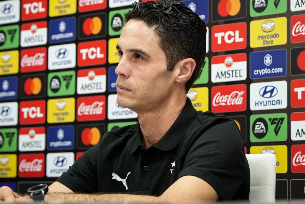 Josep Alcácer, DT de Liga de Quito, durante una rueda de prensa en la Copa Libertadores 2024.