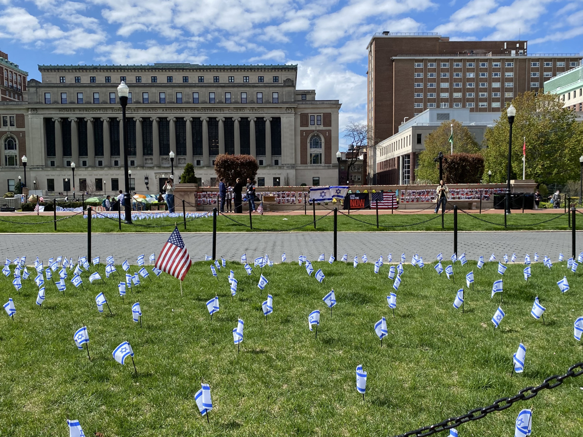 Unas pequeñas banderas de Israel, colocadas estratégicamente en el césped contiguo al que protestan los alumnos propalestinos en la Universidad de Columbia, ubicada en el Alto Manhattan en Nueva York (EE.UU.) y epicentro de las protestas.
