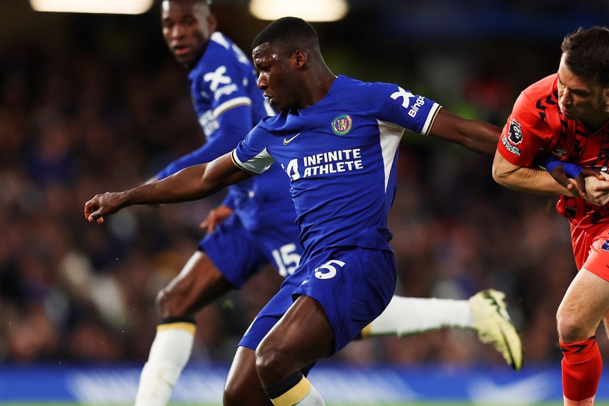 Moisés Caicedo disputando la posesión del balón en el partido entre Chelsea y Everton.
