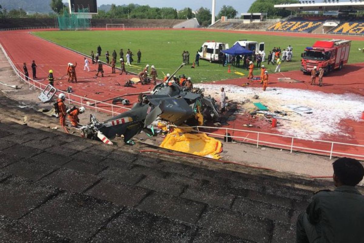 Diez personas han fallecido este martes a raíz de la colisión aérea entre los dos helicópteros de la Marina de Malasia. Foto: X Sentdefender