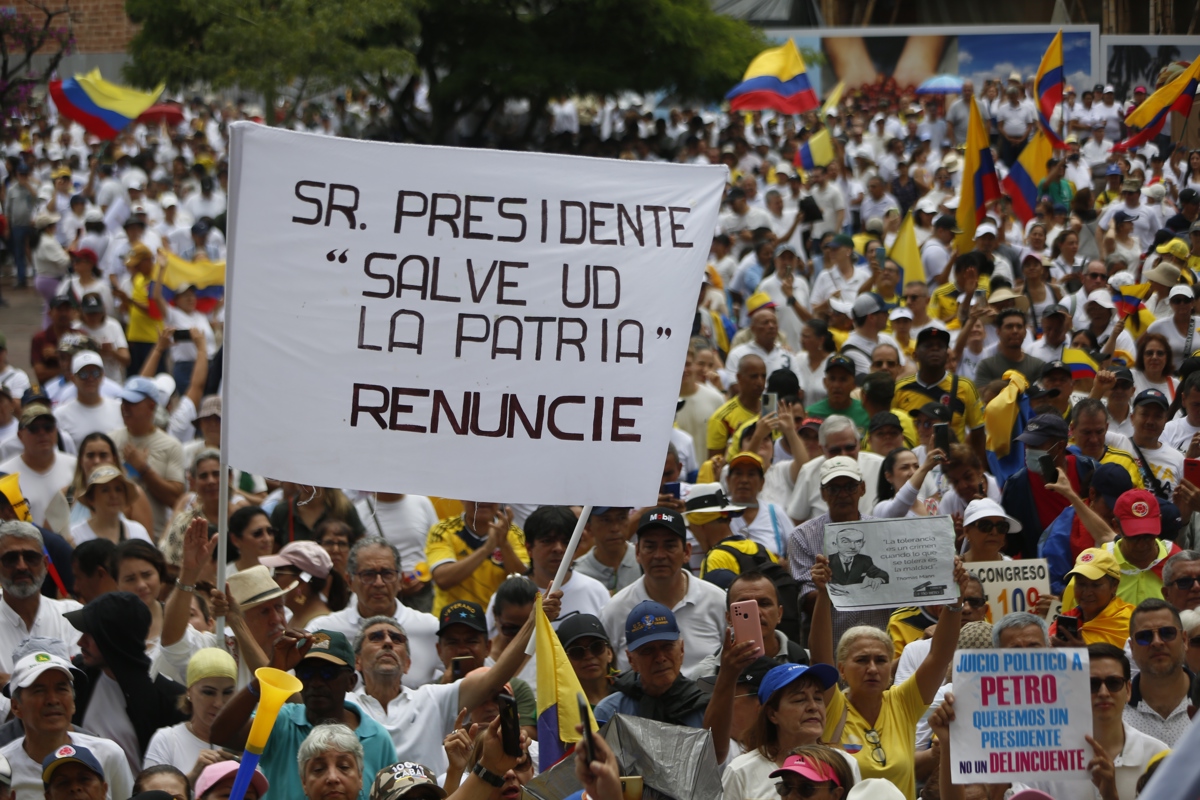 Miles de colombianos salieron a protestar el domingo a protestar contra el Gobierno de Petro. Foto: EFE