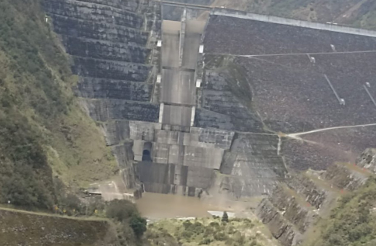 La central hidroeléctrica de Mazar, ubicada entre Azuay y Cañar, dejó de aportar el sistema nacional interconectado. Su embalse está seco.