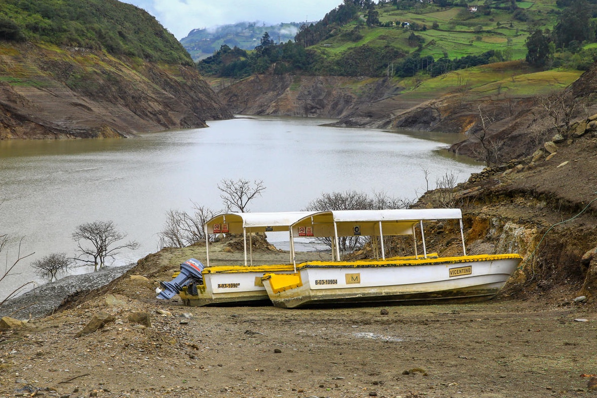 El embalse de Mazar, que es el más grande del Ecuador, registró un caudal de 50 metros cúbicos por segundo a las 07:00 de este domingo 21 de abril de 2024. Foto: EFE