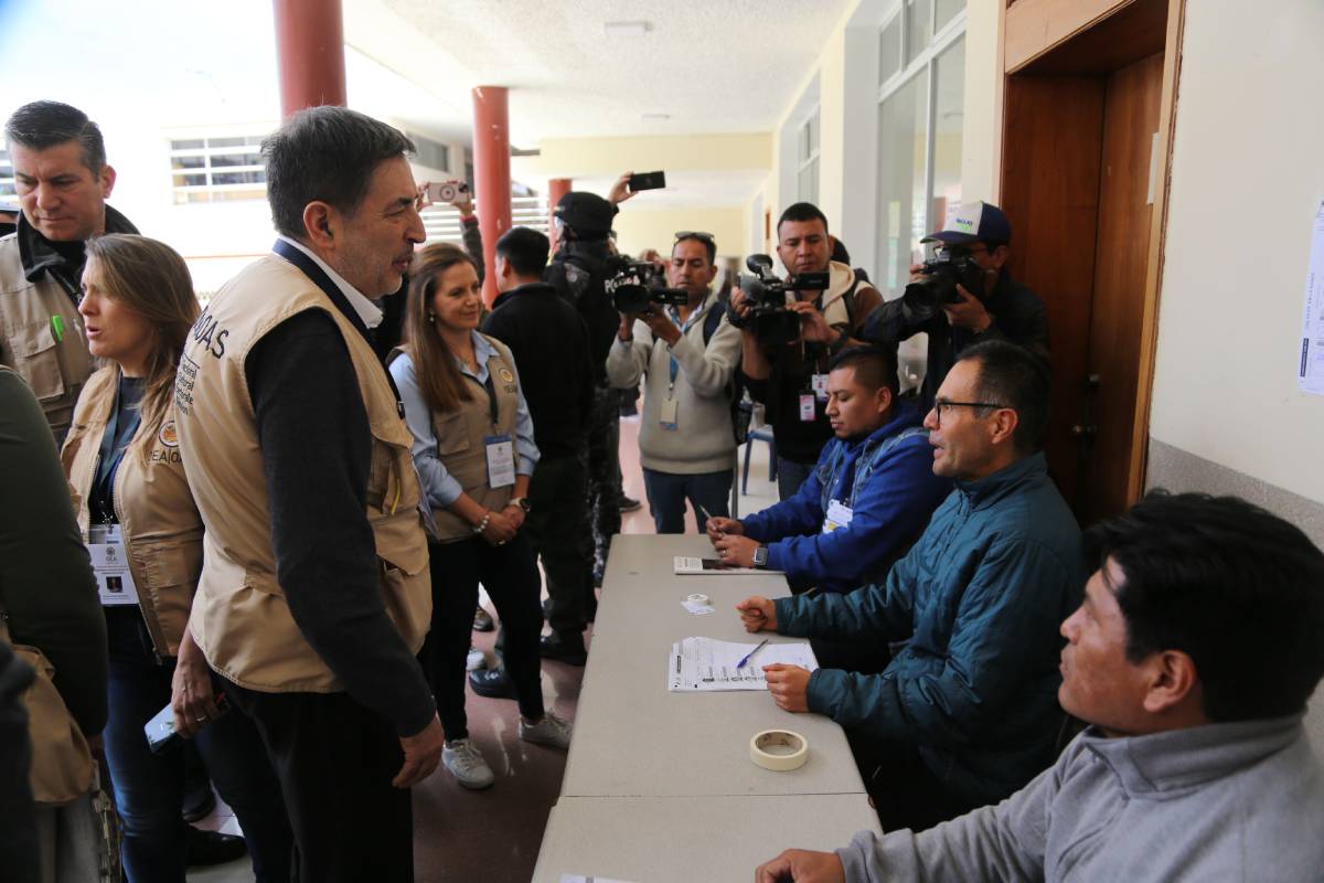 Los observadores de la OEA recorrieron varios recintos electorales de Quito. La Misión entregará su informe el martes 23 de abril del 2024. Foto: Julio Estrella / EL COMERCIO