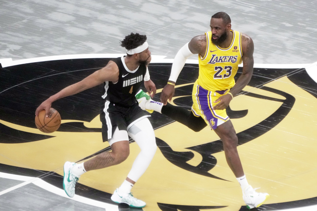 LeBron James (der.) comandará a Los Angeles Lakers en los 'play-in' de la NBA.