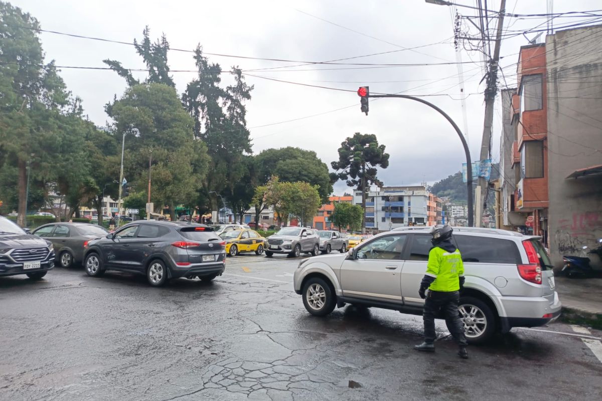 Los agentes de tránsito vigilan el cumplimiento del Pico y placa en la ciudad. Foto: X AMT