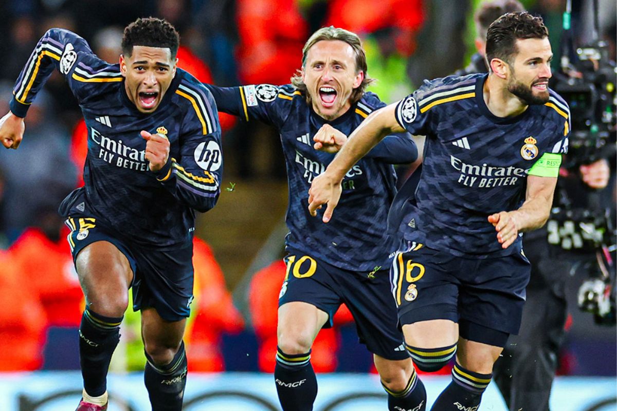 Jude Bellingham (izq.), Luka Modrić y Nacho Fernández, jugadores del Real Madrid, celebran la clasificación a semifinales de Champions League.