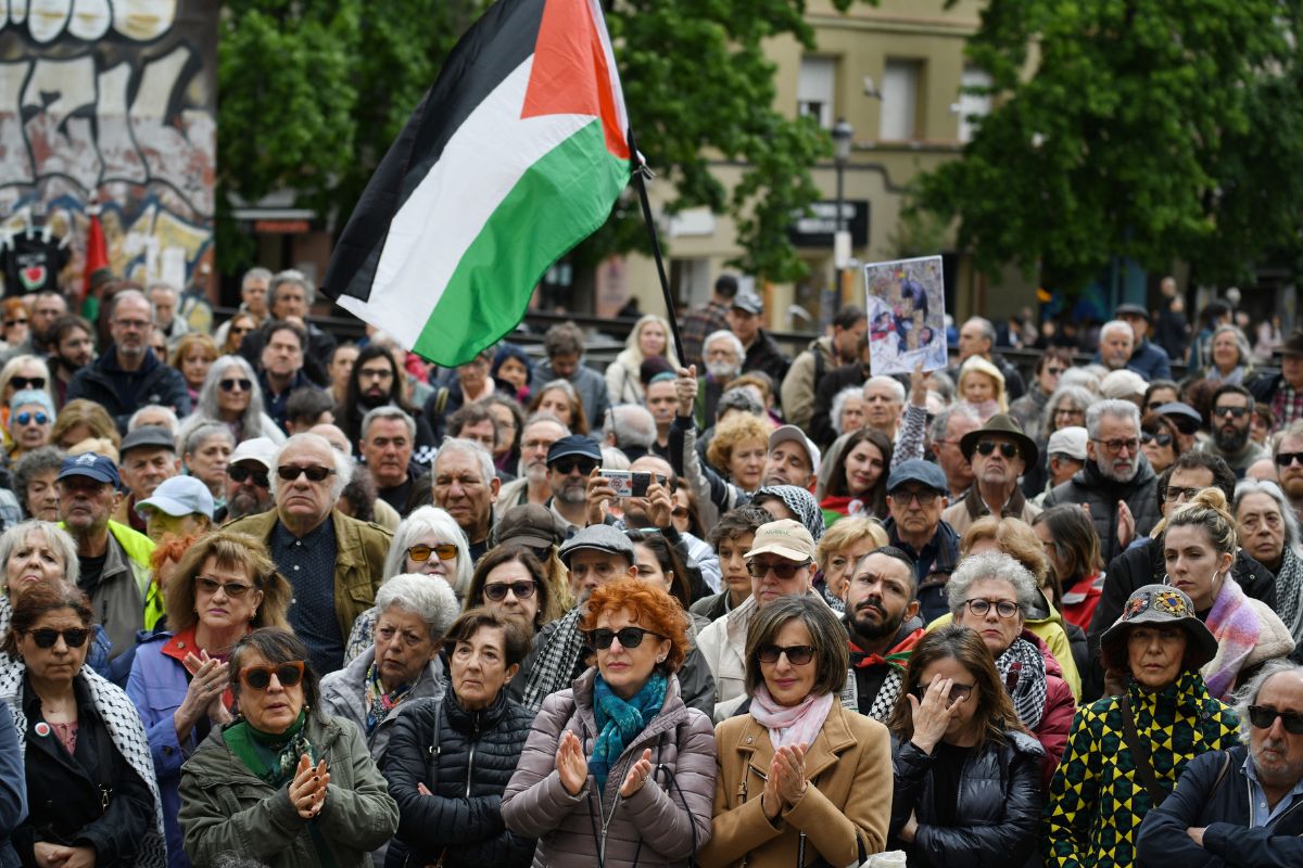 Decenas de personas durante una concentración del mundo de la cultura para exigir el alto al fuego en Gaza, en la Plaza del Museo Reina Sofía, en Madrid-España.