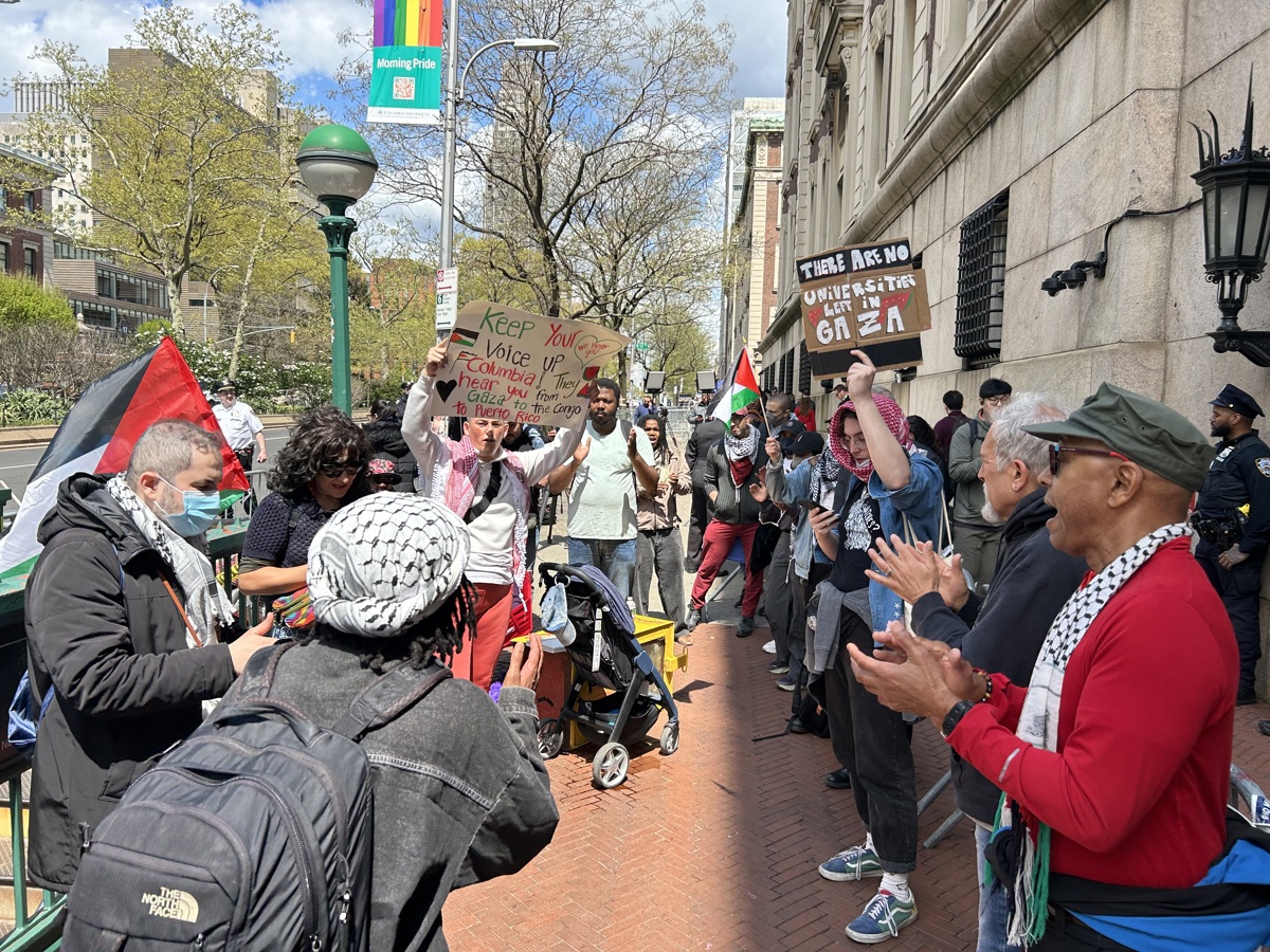 Estudiantes pro Palestina se manifiestan a las afueras de la Universidad de Columbia ubicada en el Alto Manhattan en Nueva York (EE.UU.). Foto: EFE