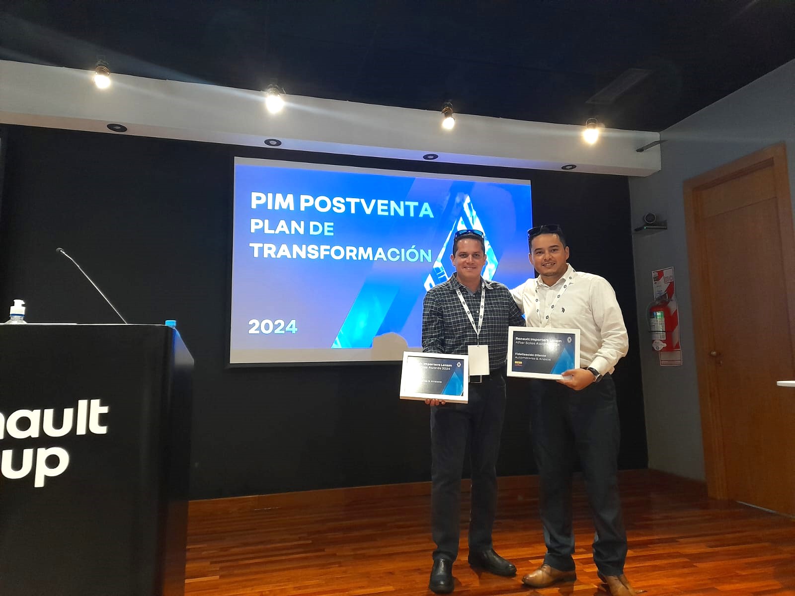 Danny Álvarez, gerente de Postventa, y Heinz Finke, jefe de Zona Postventa, representaron a Renault Ecuador en la ceremonia en Argentina. Cortesía: Renault