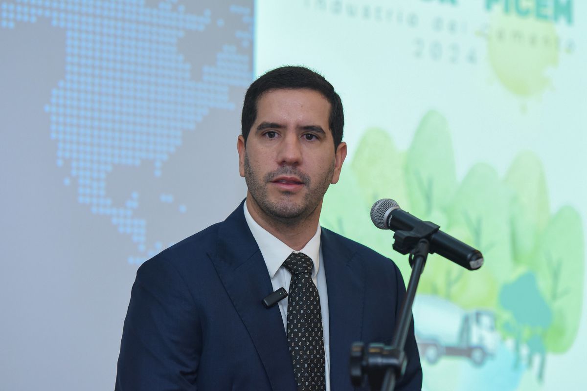 Roberto Luque, ministro de Transporte y Obras Públicas, y encargado del Ministerio de Energía. Foto: Flickr Ministerio de Transporte.