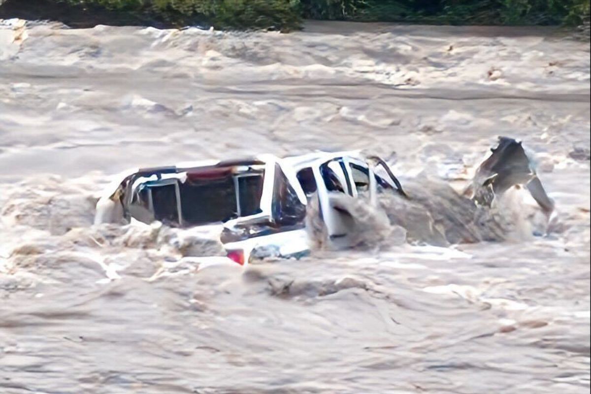 El vehículo cayó al agua con personas dentro. Foto: cortesía MSP