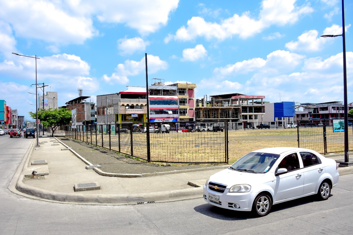 En este terreno vacío funcionaba el Centro Comercial de Portoviejo antes del terremoto de 2016. Foto: El Diario (Manabí)