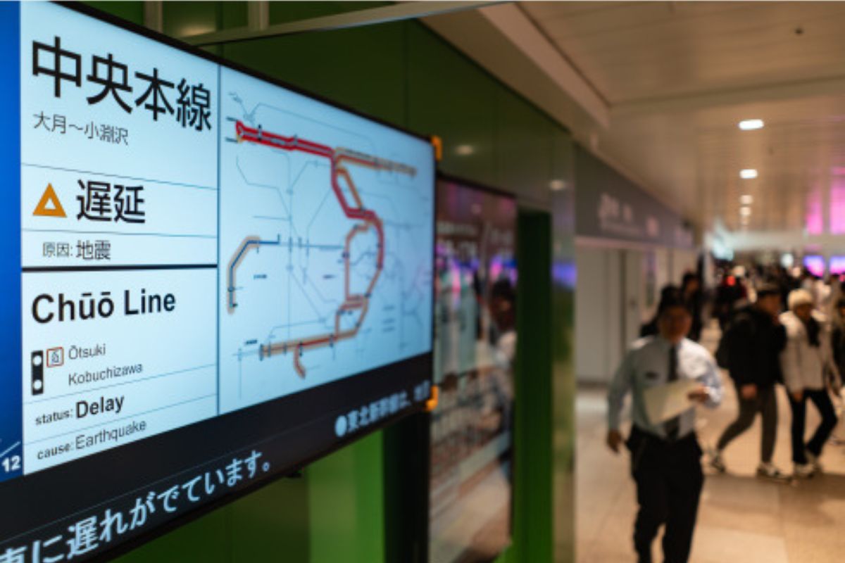 Un cuadro informativo en Tokio muestra los retrasos en los trenes.
