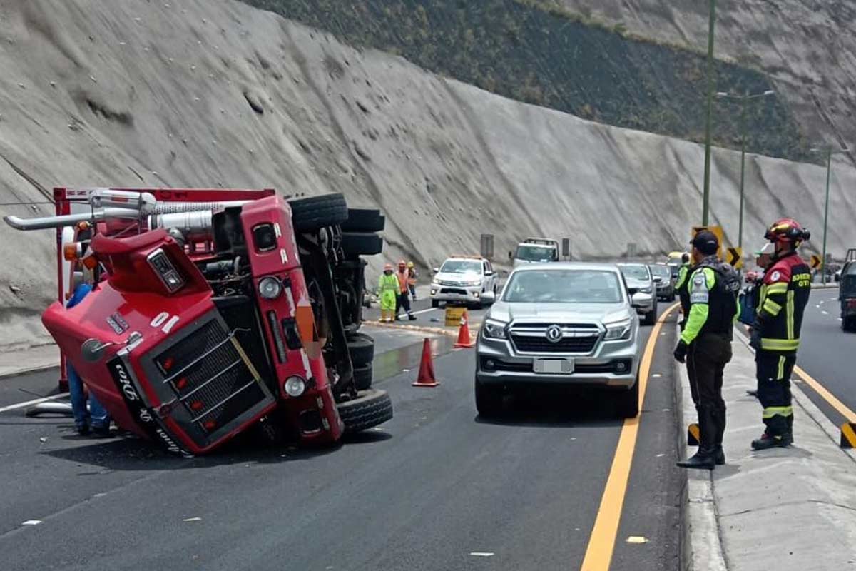 La vía Guayllabamba – Quito se mantiene cerrada en su totalidad. Foto: ECU 911