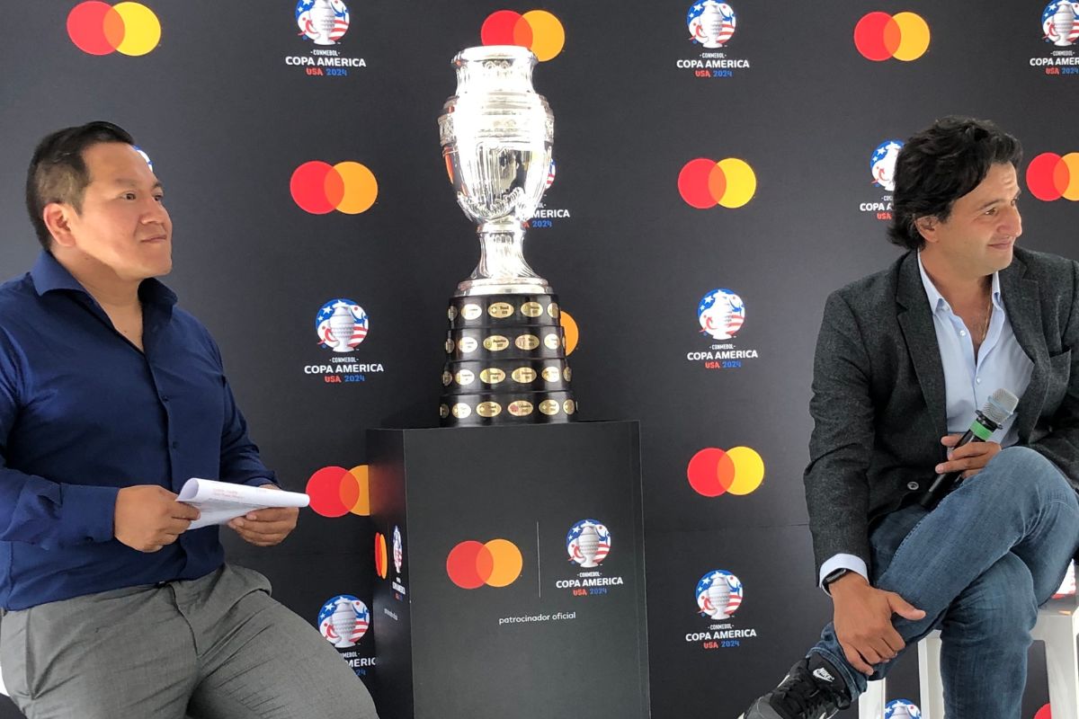 El trofeo de la Copa América se exhibió en Quito el 16 de abril del 2024.
