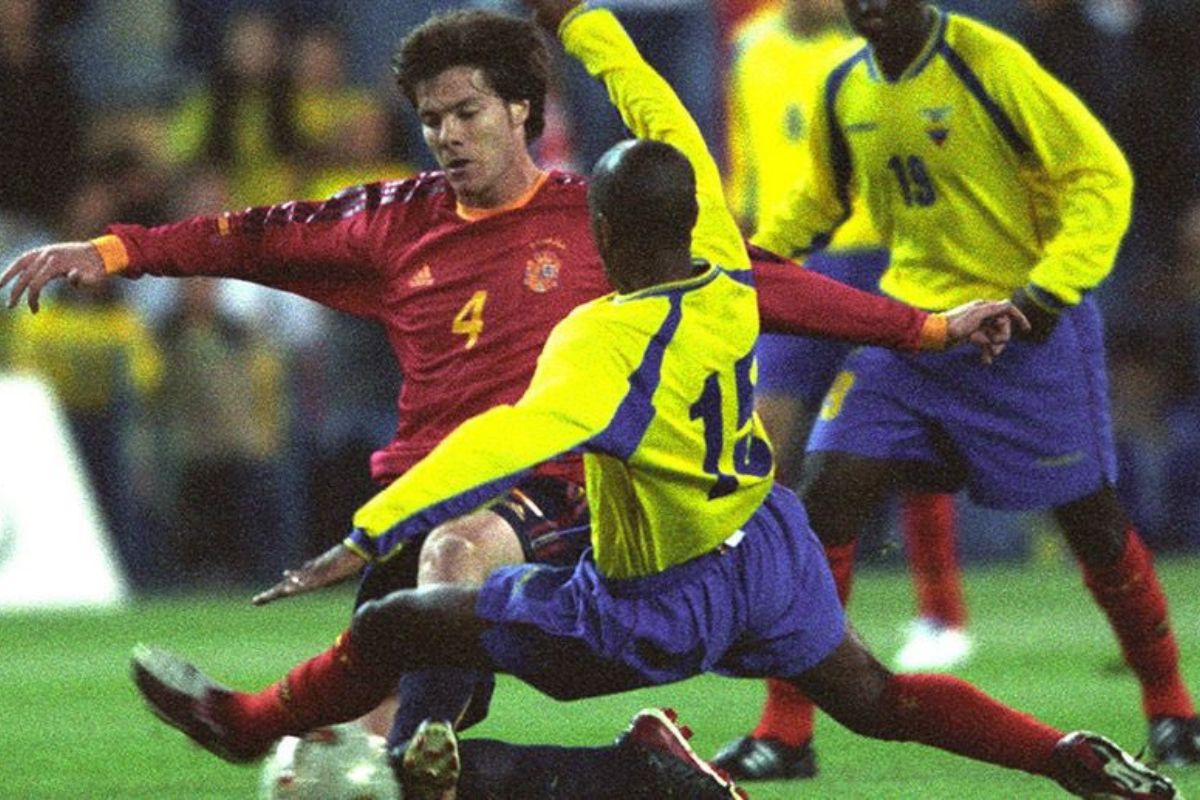 Xabi Alonso, con la camiseta número 4, en su debut con la Selección de España ante Ecuador en 2003.
