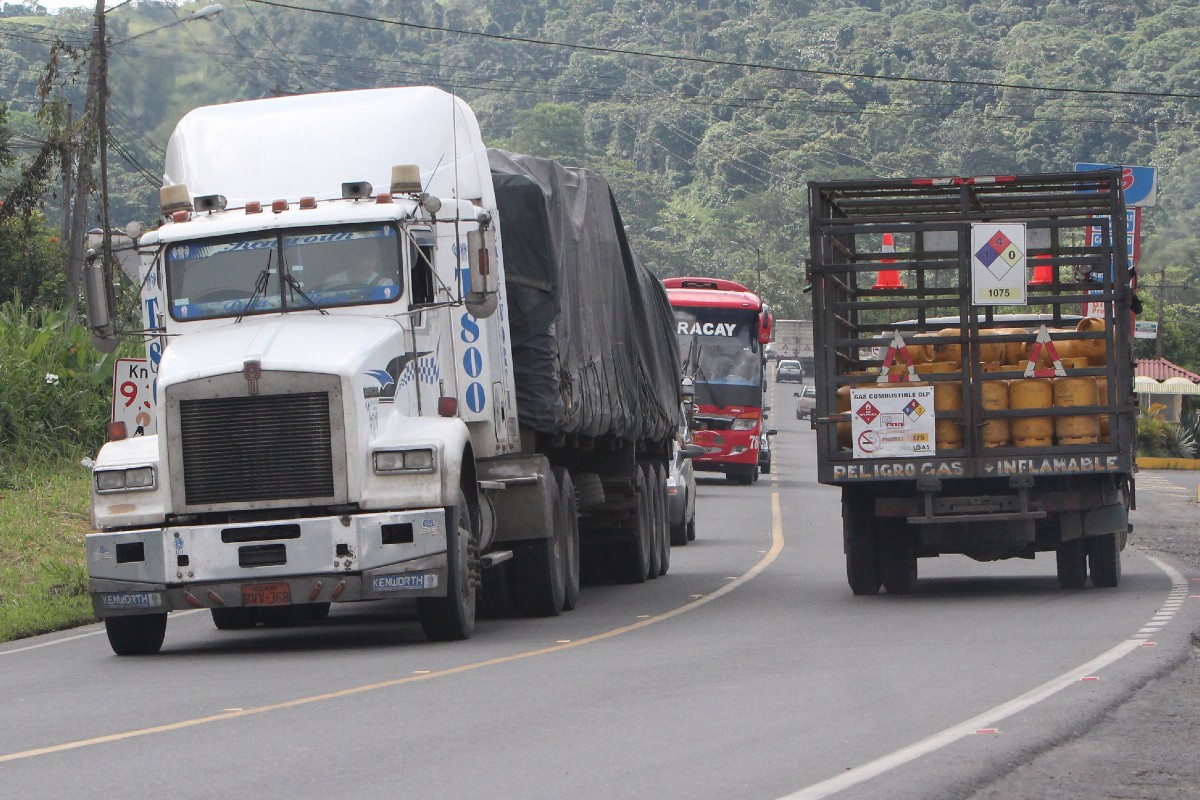 El transporte pesado, los productores locales y los pasajeros son los afectados por la falta de carretera. Esta foto fue tomada en un tramo cercano a la ciudad de Santo Domingo. Archivo / EL COMERCIO