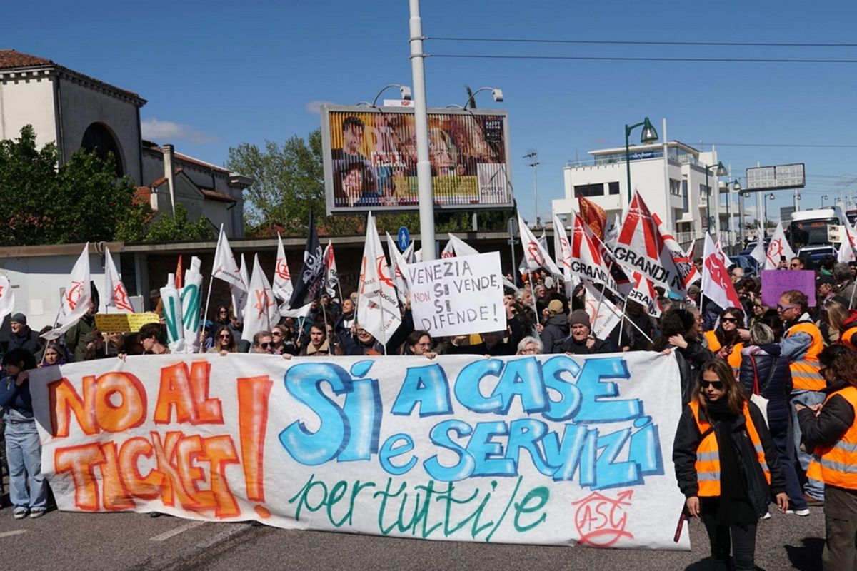 Miembros de centros sociales protestaron en Venecia por el cobro de la entrada. Foto: EFE