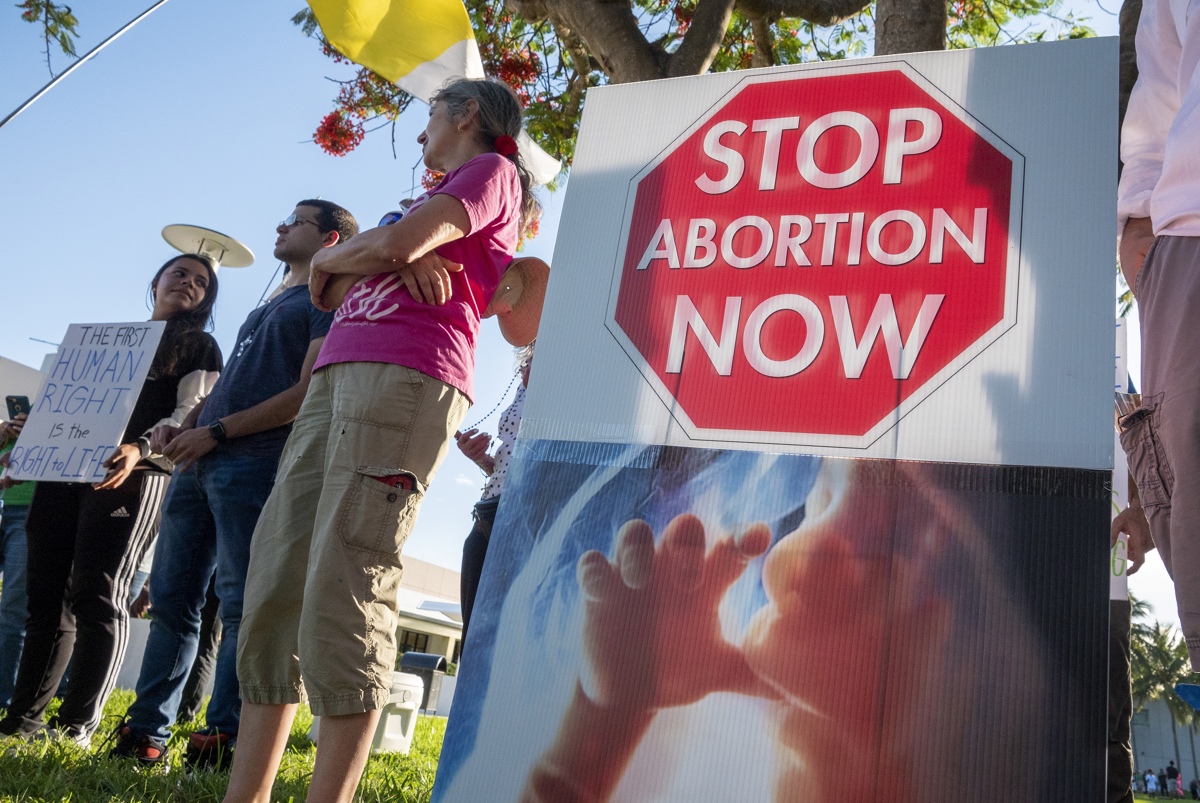 La entrada en vigor a partir de este miércoles en Florida de una nueva ley que prohíbe el aborto desde la sexta semana de embarazo termina de configurar la casi imposibilidad de esta práctica en el sureste de EE.UU., según ponen de relieve los detractores de la normativa. Foto: EFE