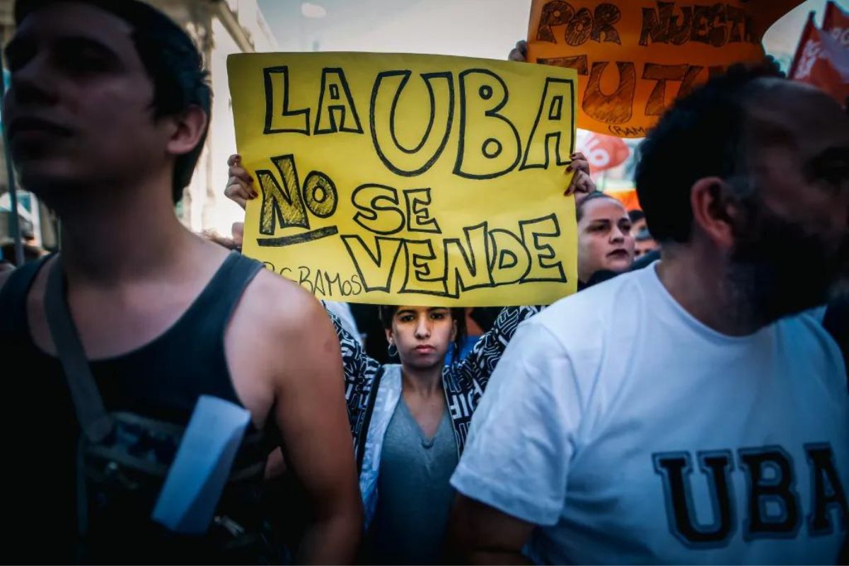 Manifestantes participan en una movilización del sector educativo, en Buenos Aires, Argentina. Juan Ignacio Roncoroni/EFE