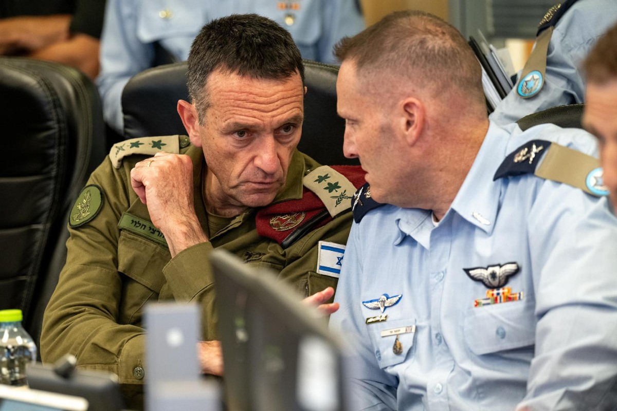 El jefe del Estado Mayor del Ejército de Israel, Herzi Halevi (izq), y el mayor general de las Fuerzas Aéreas de Israel, Tomer Bar (der.), conversan durante una reunión del 14 de abril de 2024. EFE/ Fuerzas De Defensa De Israel