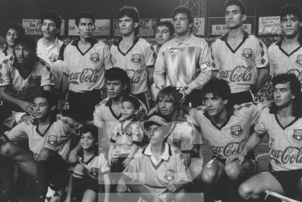 Plantel de Barcelona SC en 1990.